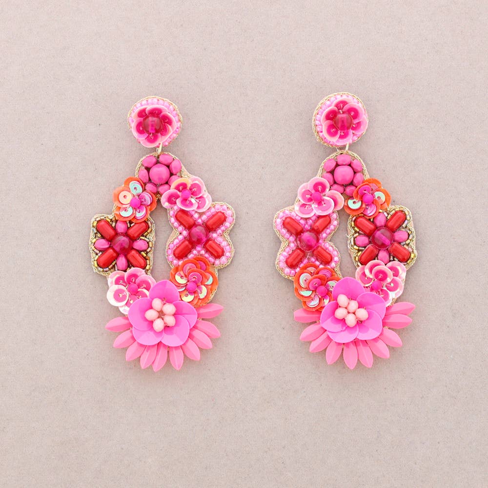 OHRRINGE MIT ANHÄNGER AUS PAILLETTENPERLEN: Fuchsie