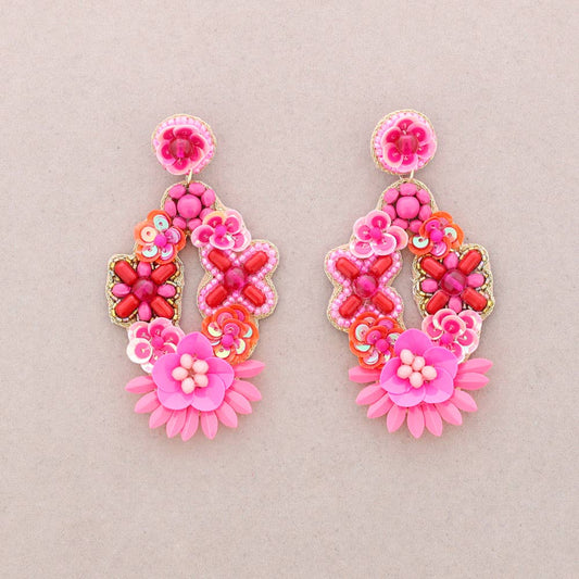 OHRRINGE MIT ANHÄNGER AUS PAILLETTENPERLEN: Fuchsie